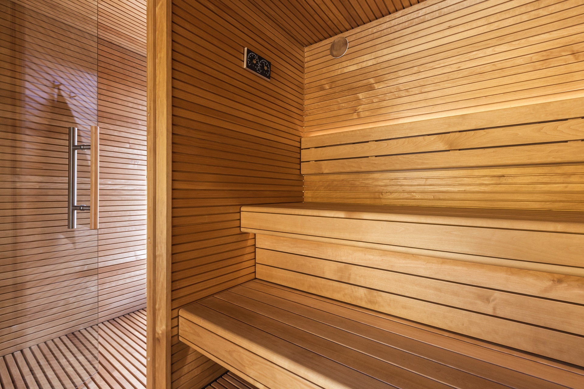 4-Person Outdoor Traditional Sauna Spa Room for Stress Relief Side profile