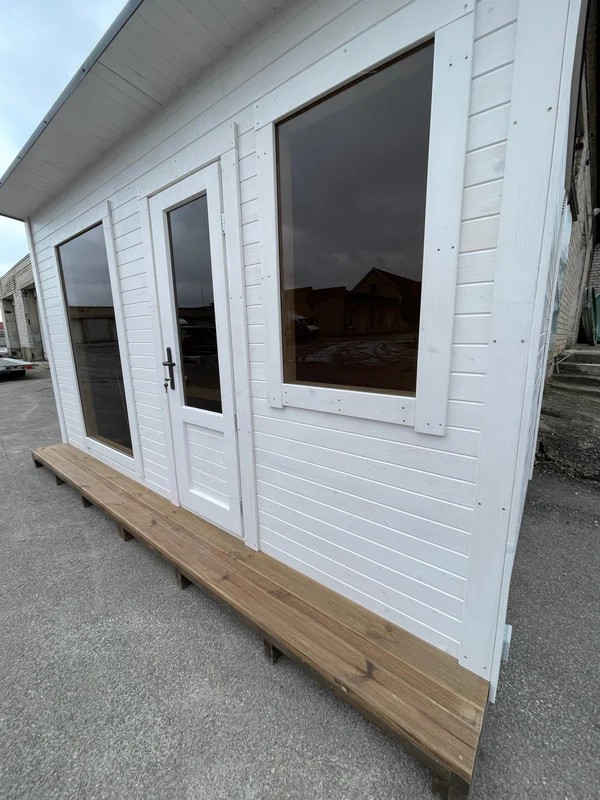Modern White Cabin-Style Outdoor Sauna with Floor-to-Ceiling Glass Window, 4-6 Person Wood Sauna Room with Side Window Door and glass