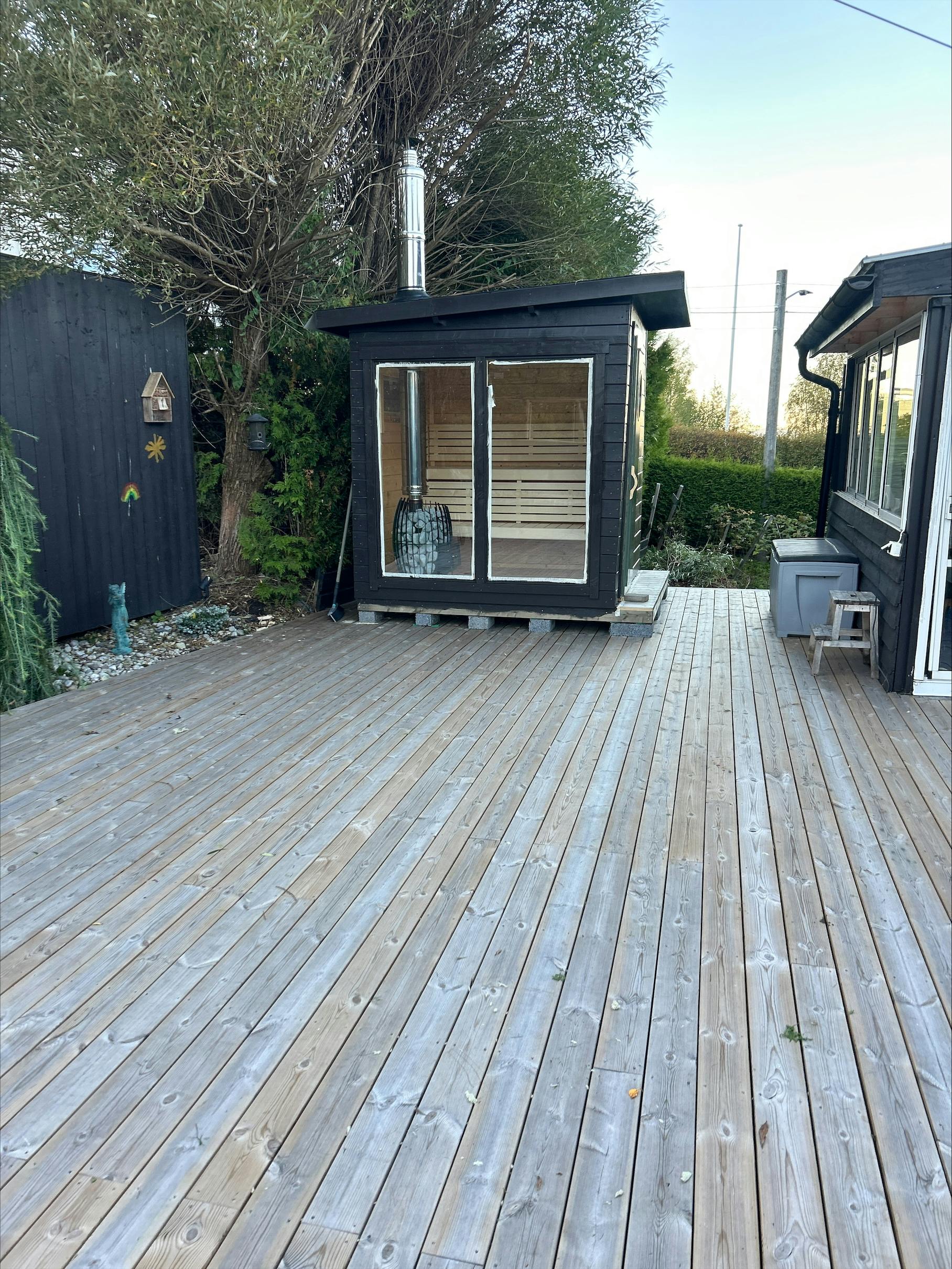 Modern White Outdoor Sauna Cabin, Compact Wood Sauna with Glass Facade Door and glass