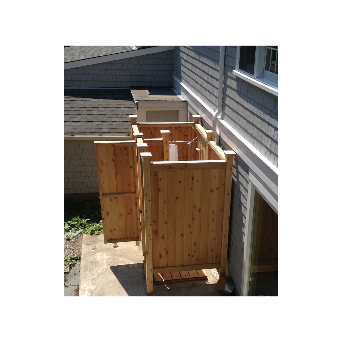 Natural Cedar Rustic Outdoor Shower Privacy Fence with Lattice Top for CSA-249 Interior detail