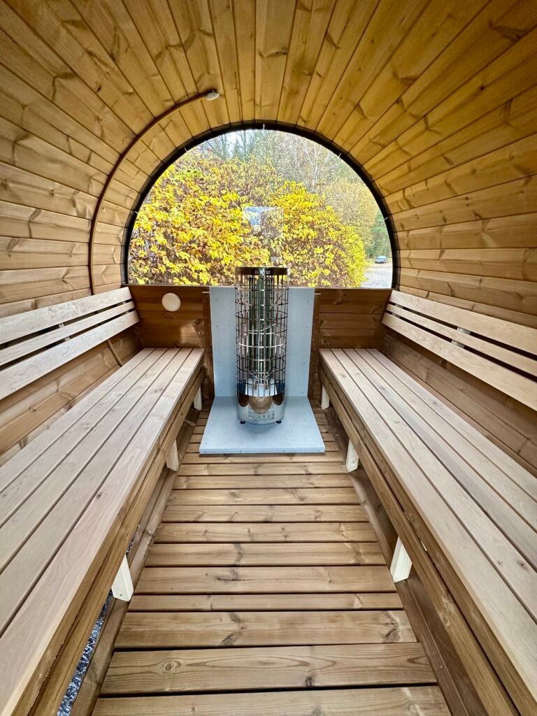 Nordic-Style Open-Concept Barrel Sauna, Outdoor Wood-Burning Sauna Cabin with Panoramic Glass Front Door and glass
