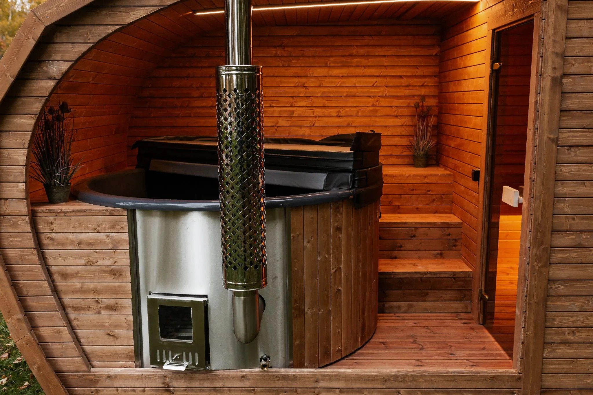 Outdoor Wooden Barrel Sauna Room Round Steam Bath House for Outdoor Space Side profile