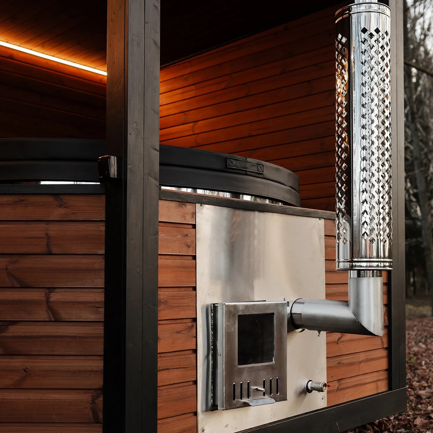 Outdoor Wooden Sauna Room Solid Wood Sauna Hut for Private Yard Interior detail