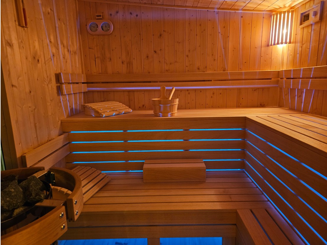 Prefab Modular Backyard Sauna House with Porch and LED Lighting Door and glass