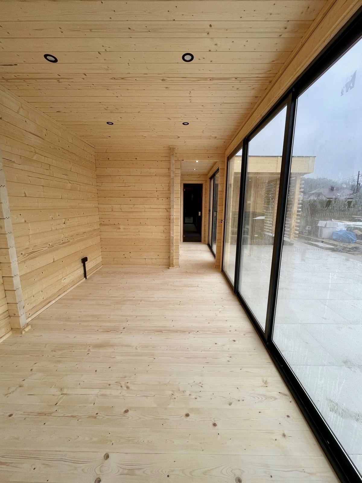 Winter Resistant 8-10 Person Hemlock Outdoor Sauna Room with Insulated Door Interior detail