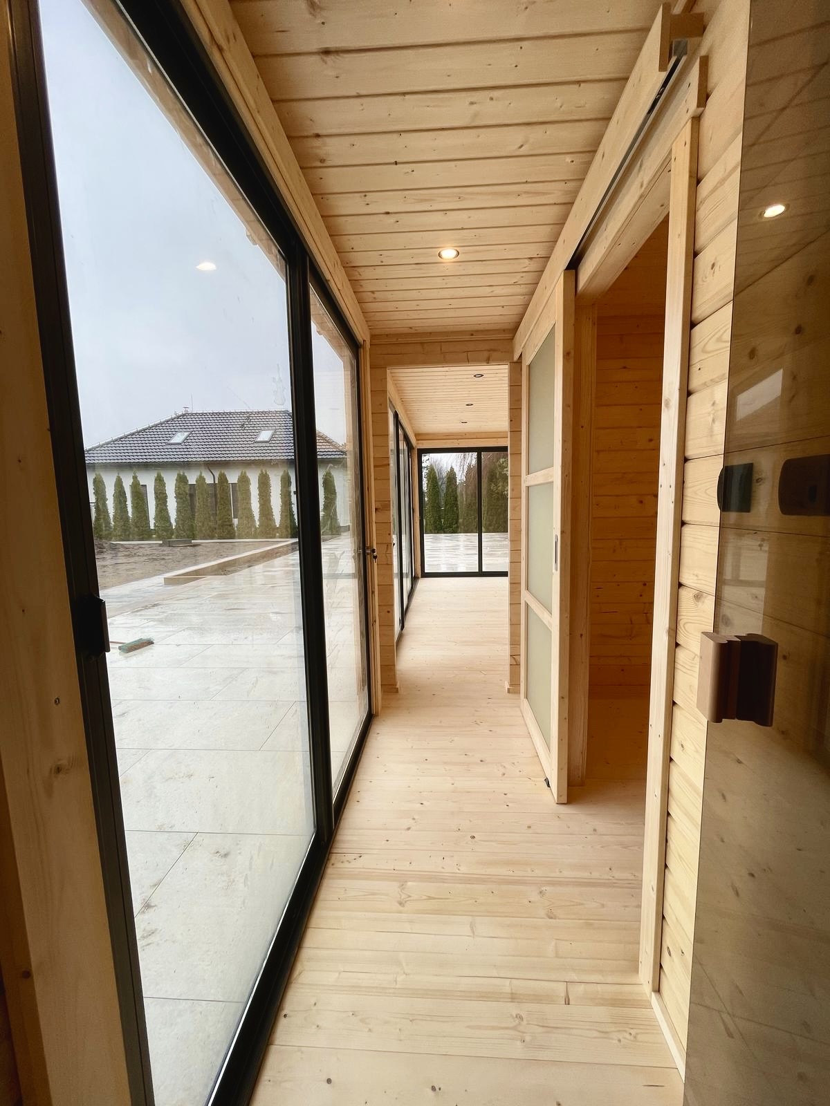 Winter Resistant 8-10 Person Hemlock Outdoor Sauna Room with Insulated Door Door and glass