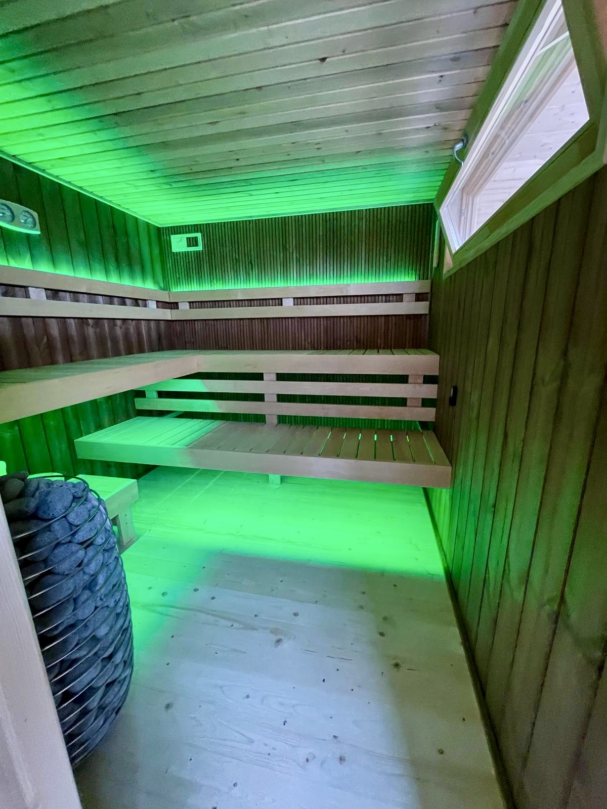 Winter Resistant 8-10 Person Hemlock Outdoor Sauna Room with Insulated Door Side profile
