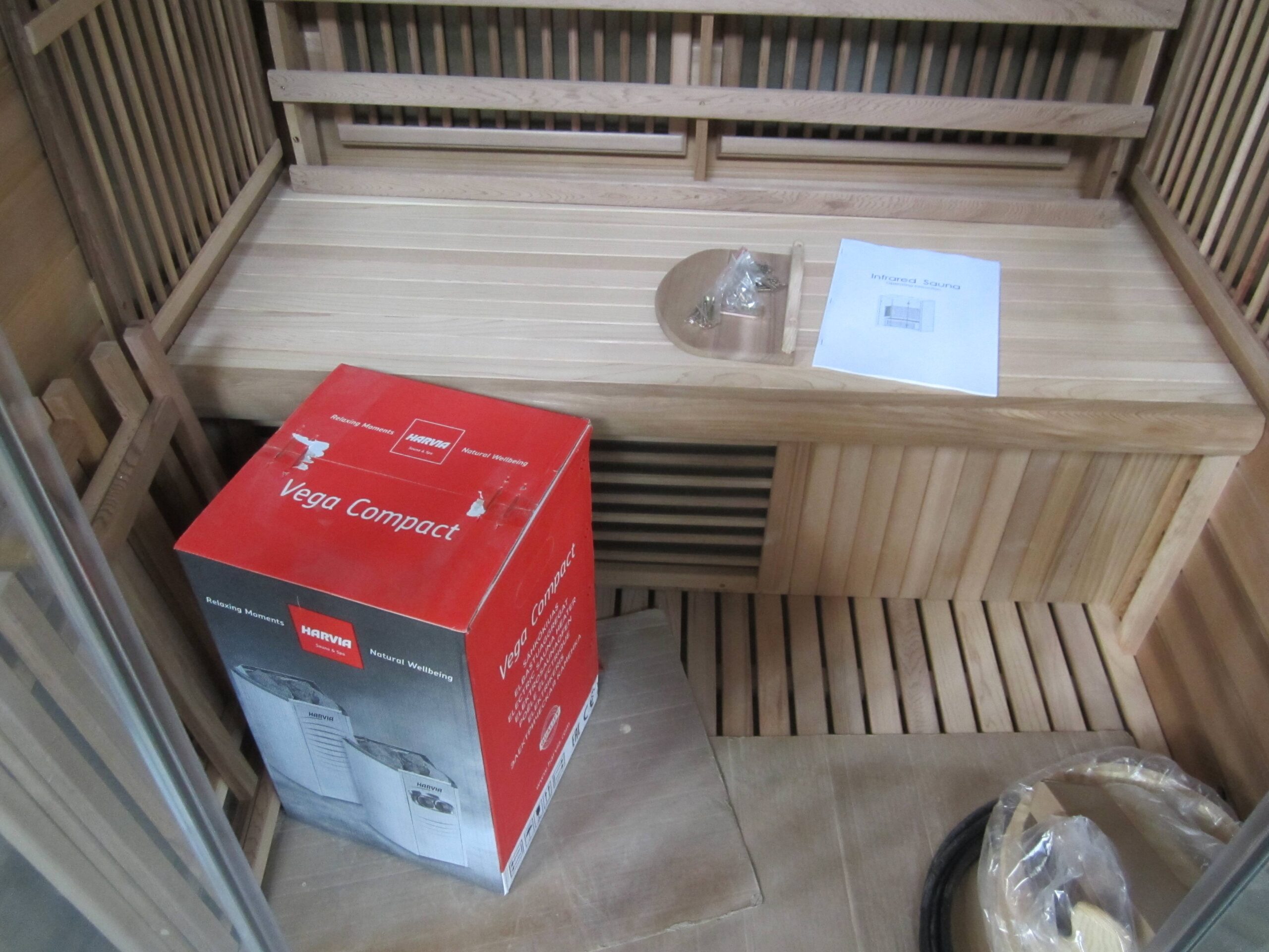 Compact Glass-Front Traditional Sauna with Corner Heater CSA-966 reference view 4