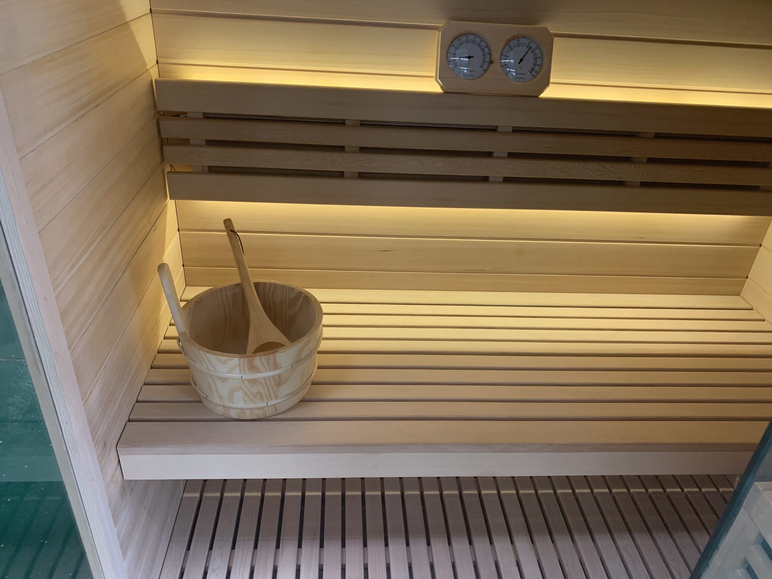 Compact Glass-Front Traditional Sauna with Corner Heater CSA-966 reference view 5